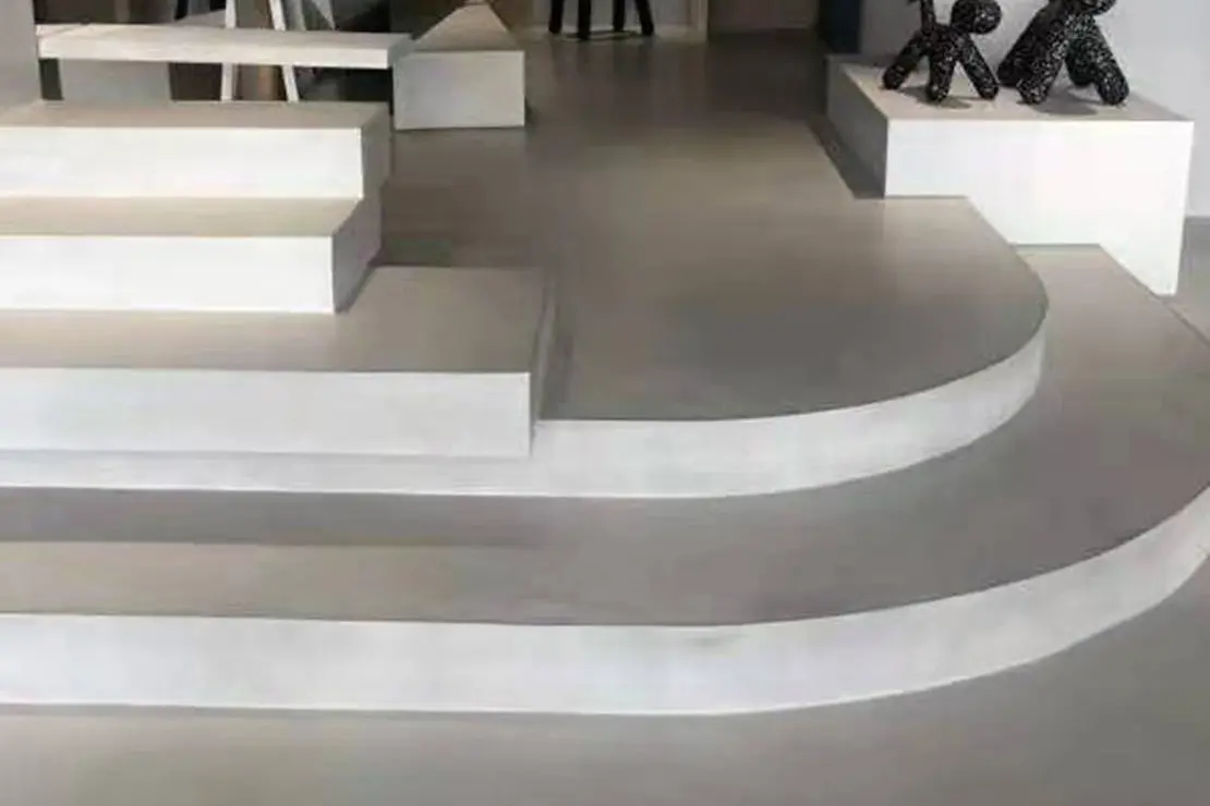 Escalera de microcemento con formas circulares y cuadradas